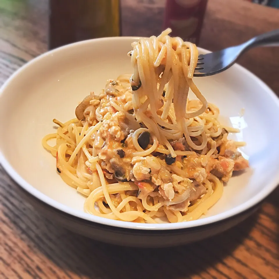 鶏のささみと
トマトとぶなしめじ、
クリームチーズの
ラグーソースパスタ|TKさん