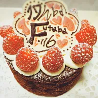 Snapdishの料理写真:ガトーショコラのホールケーキ🎂
娘の仲良しのお友達のbirthdaycake💕
８分だての生クリームと一緒に召し上がれ💕|Sweet and Spicyさん