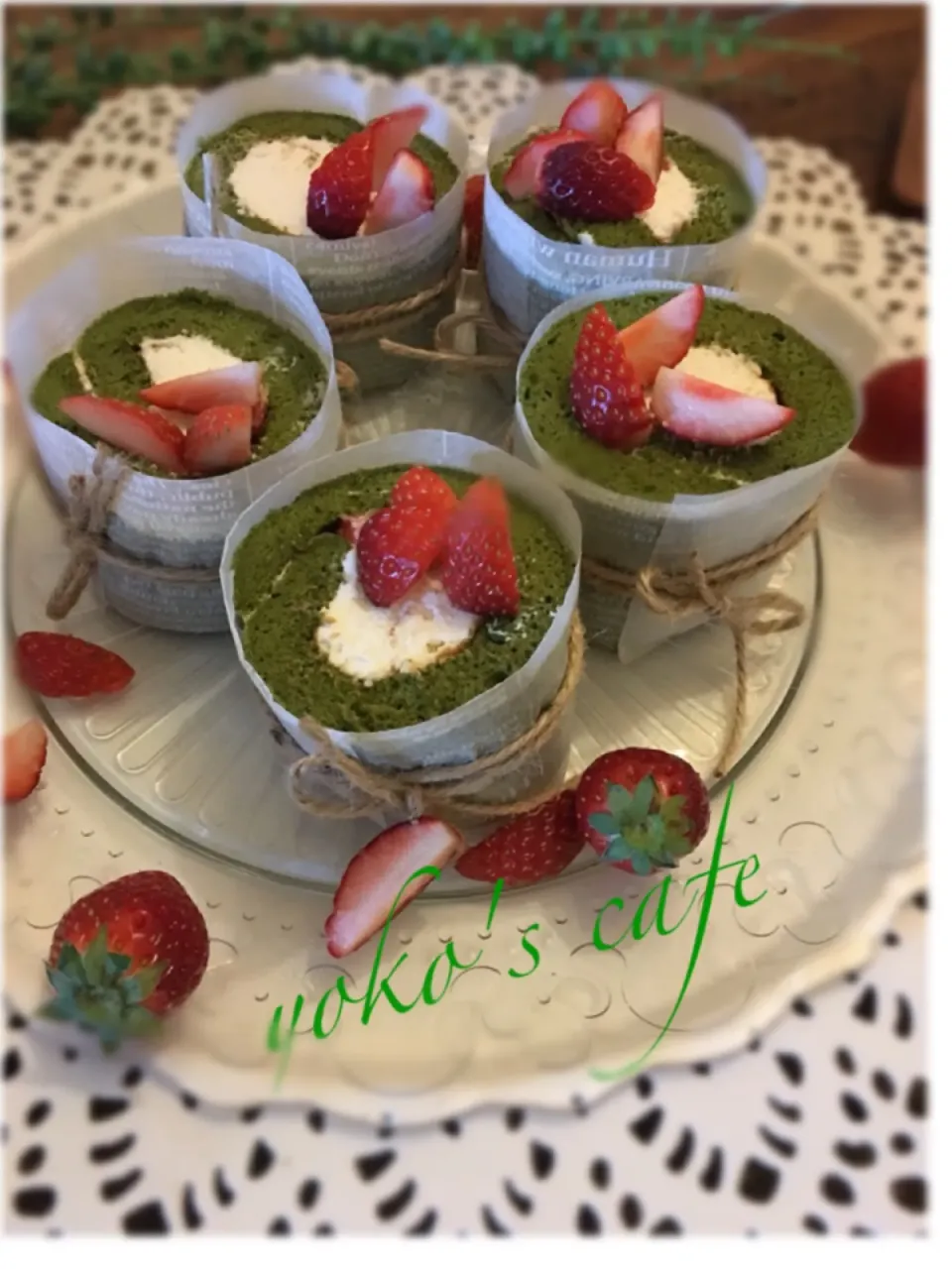 抹茶のロールケーキいちごを乗せて🍓|ようこんさん