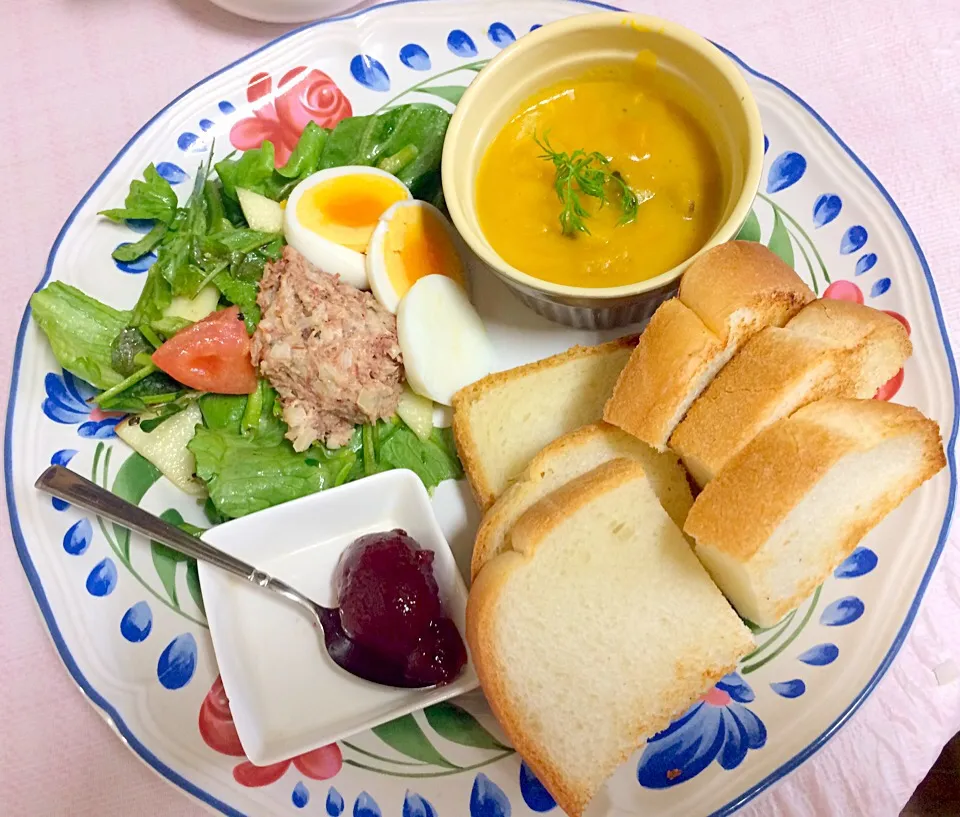 Snapdishの料理写真:イチゴジャムにコンビーフと卵のサラダに🥗パンプキンスープ。フライパンで熱々に焼いたパン🍞|ナタママさん