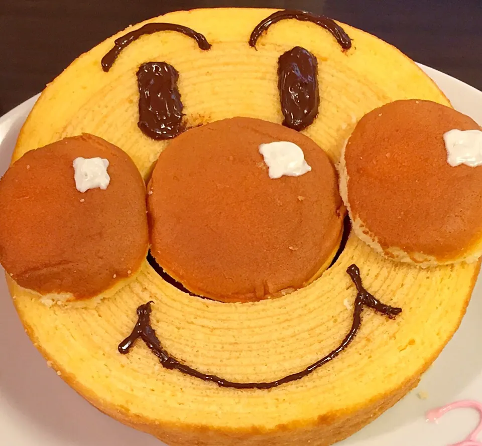 チョコペンでデコってカップケーキをはめ込むだけの簡単バームクーヘンアンパマン❤️|よっちさん