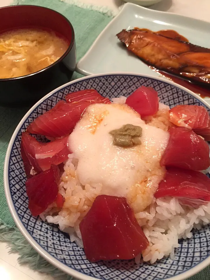 82歳の母手作り「マグロ山かけ丼」と鰤の照り焼き🐟|ま〜てぃんさん