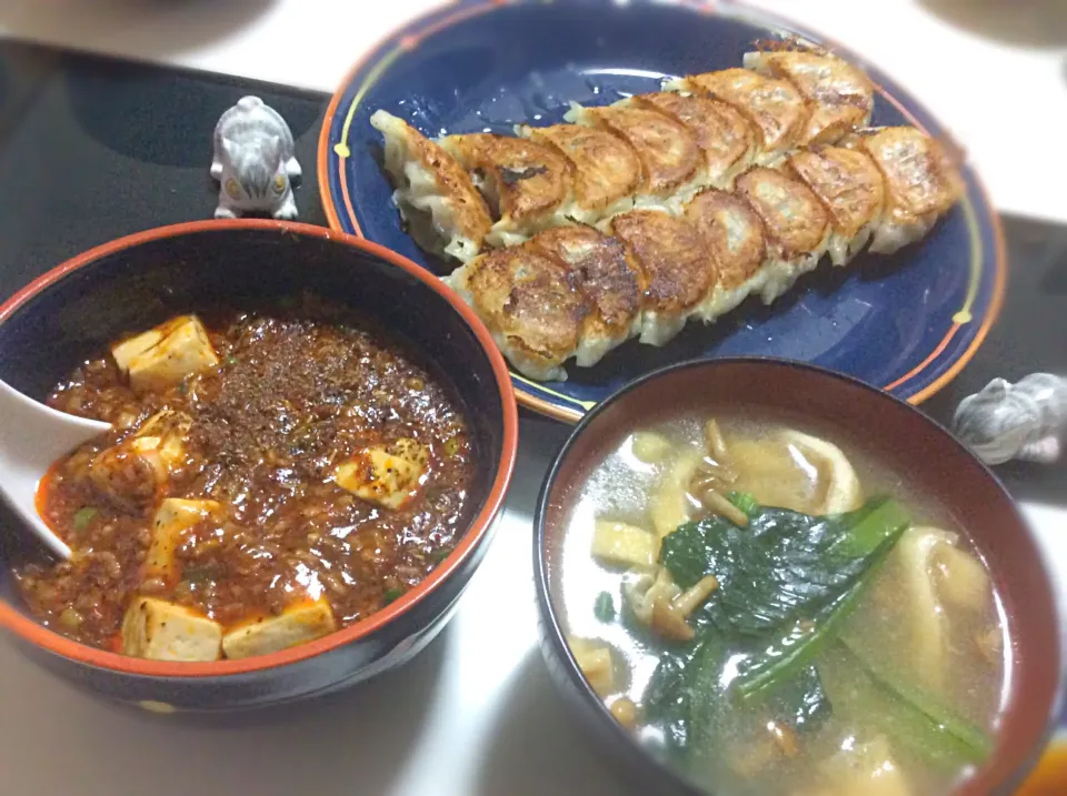 餃子と痺れる麻婆豆腐 お味噌汁はナメコと油揚げに小松菜を|Takeshi  Nagakiさん