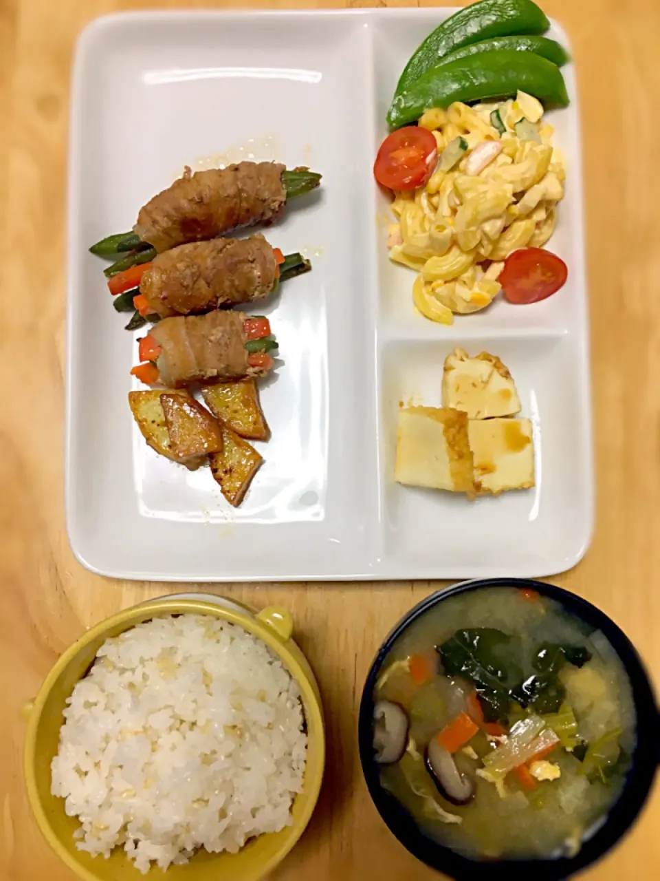 夜ご飯☆野菜の肉巻き＋付け合せ☆厚揚げ焼き☆マカロニサラダ☆味噌汁☆玄米ご飯☆スナップエンドウ|ＳＨＩＯＲＩさん