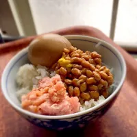 まぐろ納豆味玉丼|かえるさん