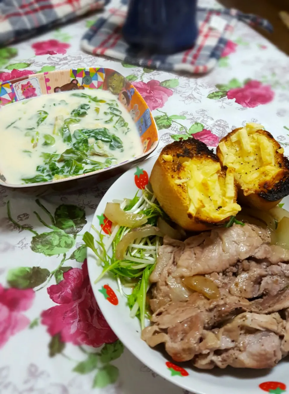 豚のワイン煮に水菜のサラダ、バケットとスープの晩ご飯|すいさんさん