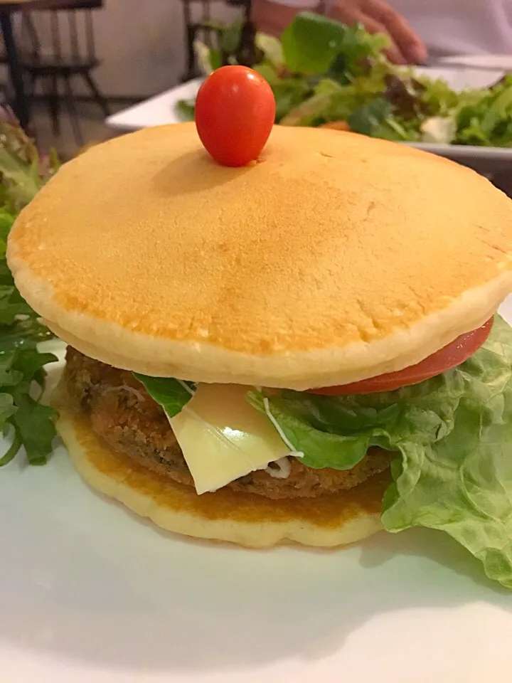 It's a burger ! Haha 
It's very yummy too|sarahさん