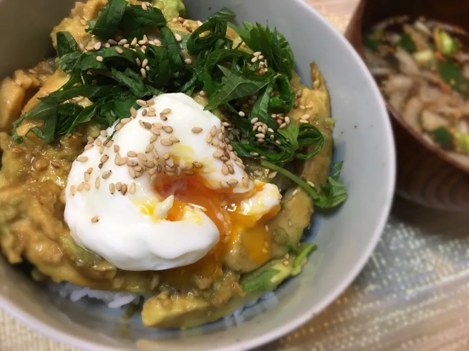 醤油漬けアボカド丼🥑温泉卵のせ🥚|こぐまさん