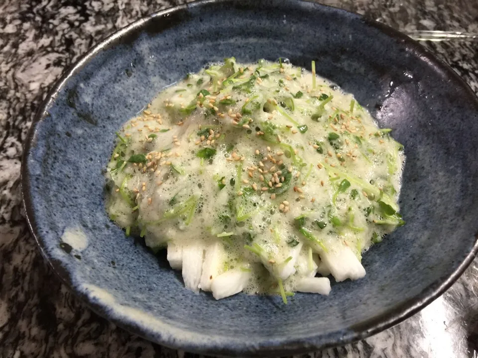 山芋と豆苗のネバネバサラダ|やすぞーさん