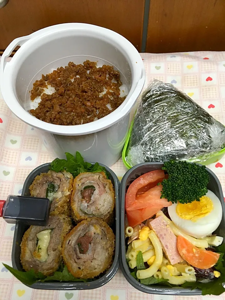 2月6日息子弁当
豚肉の巻き巻きカツ  具は  梅干し大葉  チーズ大葉
マカロニサラダ  ゆで卵 トマト ブロッコリー   
鮭のデカおむすび|オリーブさん