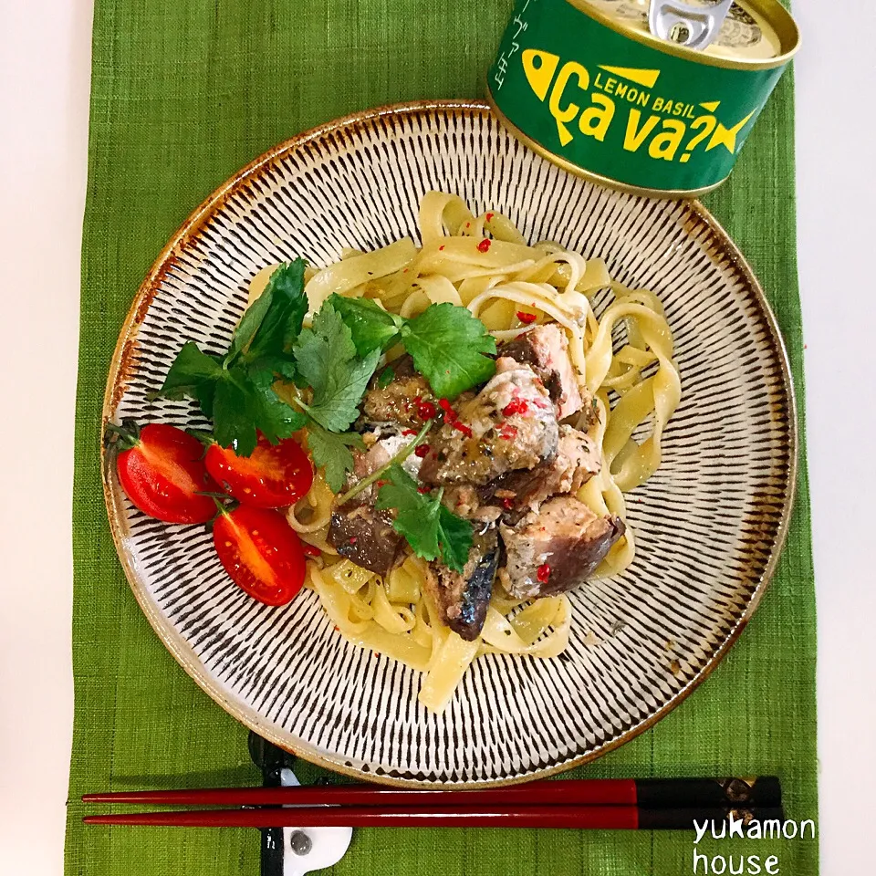 Snapdishの料理写真:鯖缶でパスタ🍝
パスタ茹でる
オリーブオイルで、あえる
鯖缶開けて、ドサッ！
再び、オリーブオイル少々
レッドペッパー、パラパラ
ミツバ、プチトマト🍅
うん❗️美味しい❗️|ゆかモンさん