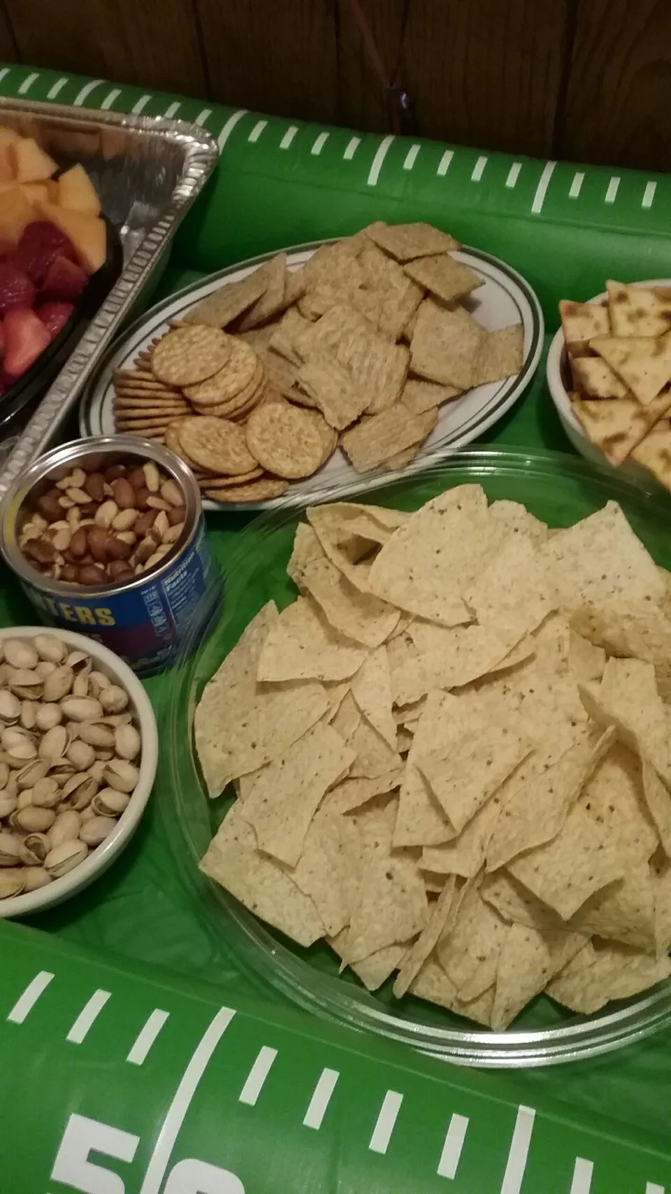 Super bowl party chips and nuts|Polly Gelfusoさん