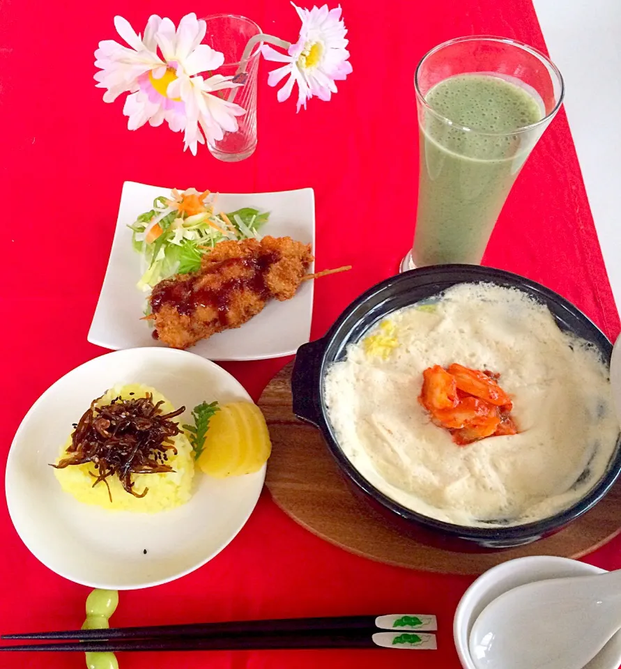 朝ごはんは幸せごはん🤗💖
今日から小鍋のメニュースタート✌️🎵
豆腐と白菜の豆乳キムチ鍋🤗旨旨‼️
ターメリックライスのおにぎり🍙
生姜昆布と共に✌️旨旨( ◠‿◠ )
串カツGOODだね〜🤗👍💖|はみちゃんさん