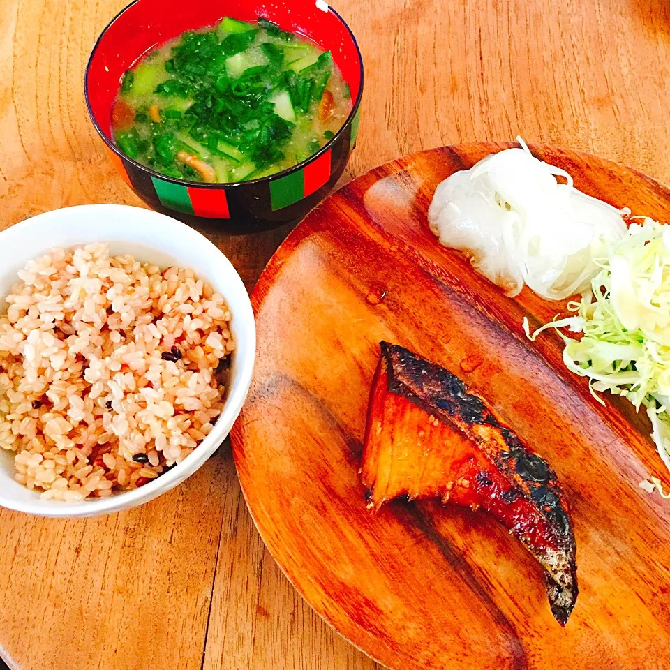 玄米と小松菜ナメコ味噌汁と鰤照焼きで朝の和食|daichanmomさん