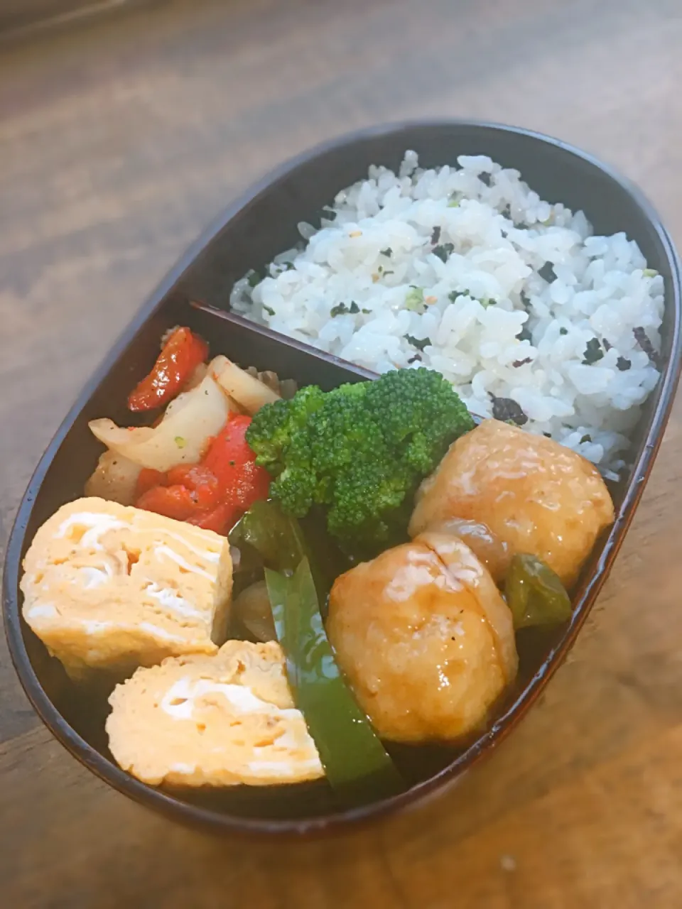 今日のお弁当
・鶏肉団子とピーマンで酢豚風
・イカとパプリカの中華炒め
・だし巻き卵|akiさん