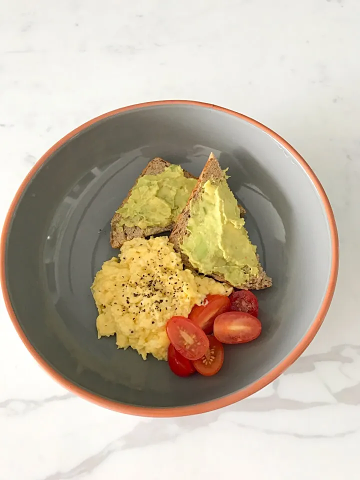 Toast with avocado spread and scramble egg|Aunty Gさん