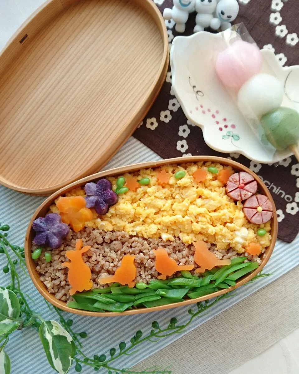 娘弁当☺    そぼろご飯  紫いものバター焼き  にんじん  スナップえんどう  ソーセージ   三色団子🍡|e  satoさん