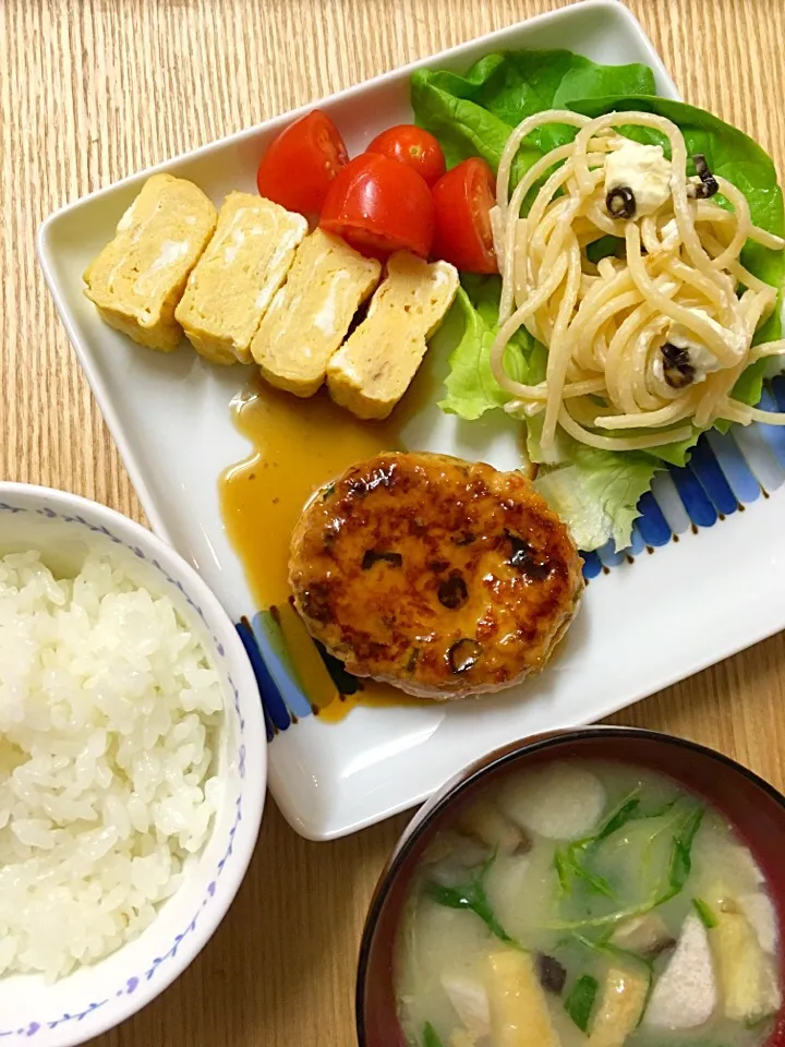 豆腐ハンバーグ、だし巻き卵、スパゲティサラダ、ミニトマト、みそ汁、ご飯。#ムスメご飯|mossan＠OSAKAさん