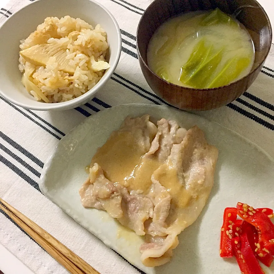 筍ご飯・豚肉のうま味噌炒め・パプリカの塩きんぴら・お味噌汁|Accaさん