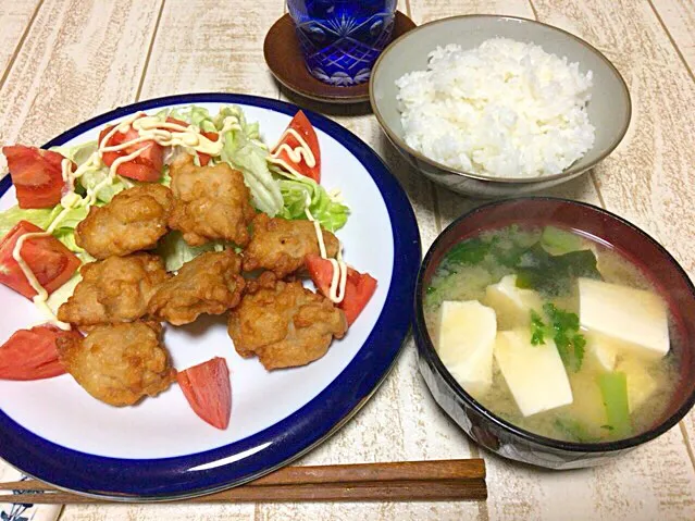 Snapdishの料理写真:今日の男飯(＞人＜;)晩ごはんバージョン♬
唐揚げand大根の葉とワカメと豆腐の味噌汁andごはん♬|ひーちゃんさん