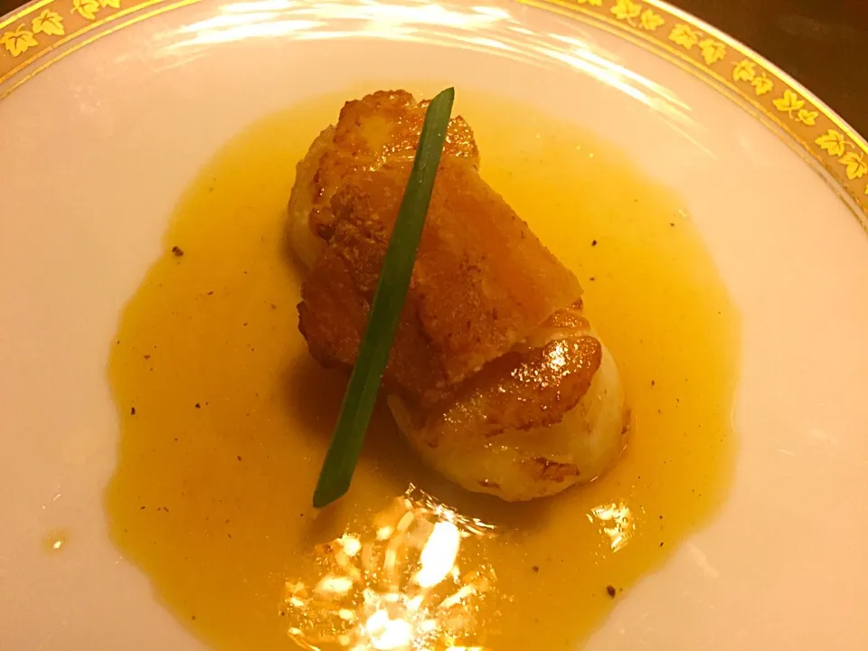 Apricot honey reduction / scallops and bacon garnish|Chris Shannonさん