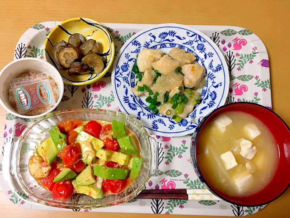 2月6日
トマトアボカドチーズのサラダ
鳥みぞれ
なすマリネ
納豆
大根と豆腐の味噌汁|あちゃんみんさん