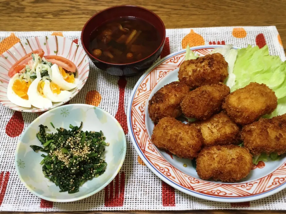 Snapdishの料理写真:サラダ・大根となめこのお味噌汁・カニクリームコロッケ・春菊胡麻和え|美也子さん