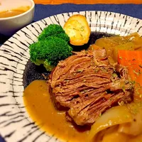 Slow cooker pot roast with homemade gravy sauce.
牛塊肉のポットロースト、自家製グレイビーソース添え。|Sayaka Jinsenji Huletteさん