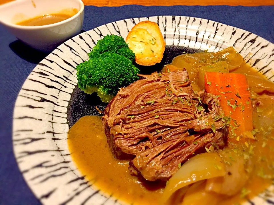 Slow cooker pot roast with homemade gravy sauce.
牛塊肉のポットロースト、自家製グレイビーソース添え。|Sayaka Jinsenji Huletteさん