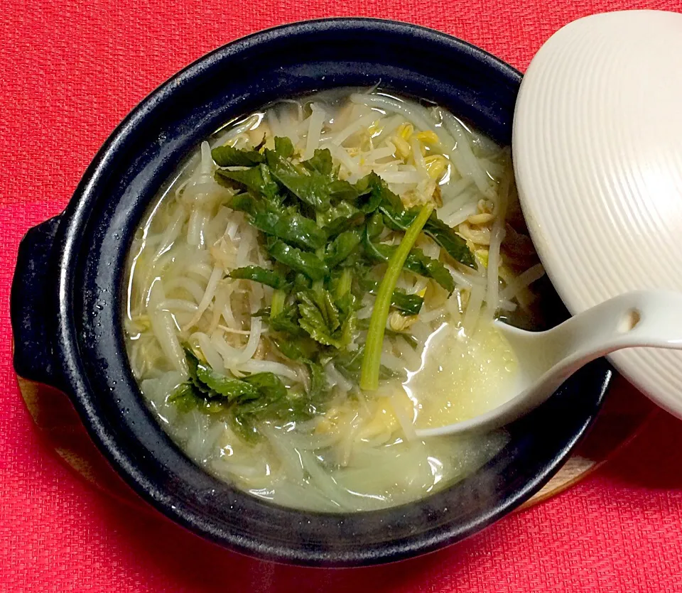 小鍋メニュー✌️🤗
参鶏湯風スープ鍋👍💖
冷えた胃を優しく温めてくれるスープ鍋( ◠‿◠ )
鳥もも肉、長葱、玉葱、ニンニク、生姜、もやし、大根葉、鶏ガラスープの素、お酒、塩でGOOD✌️✌️✌️🤗|はみちゃんさん