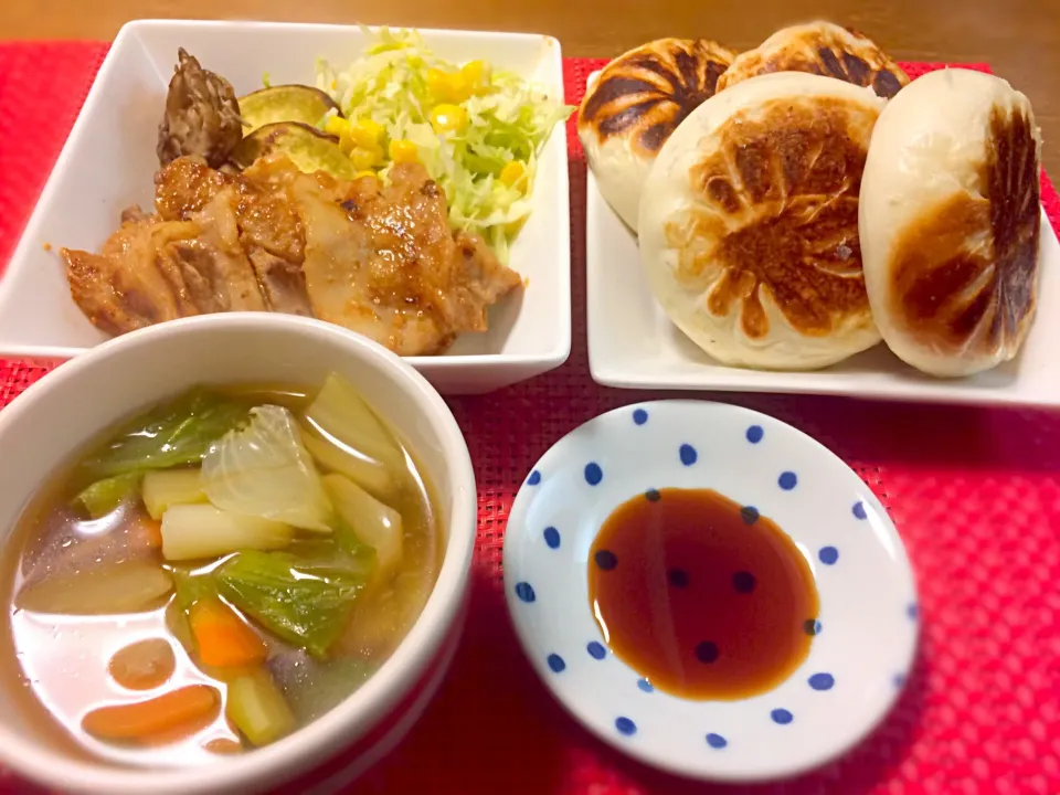 豚バラの酒粕漬け焼きと潰し焼き肉まん。スープ。|ゆっちこさん