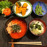 Snapdishの料理写真:豪華にイクラ丼定食