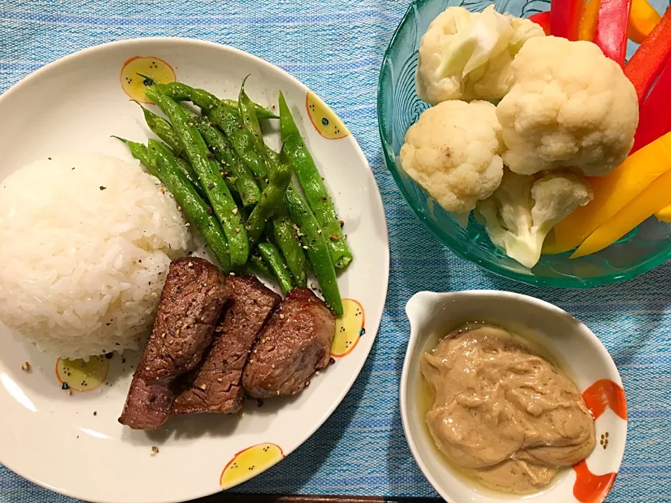 今日もお肉。ディップはイスラエルからのお土産のtehina。いわゆるゴマディップ。|バナナ子さん