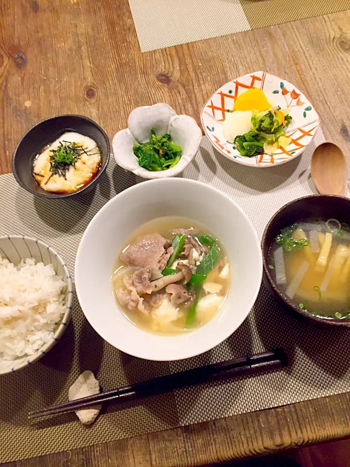 Snapdishの料理写真:今日はヘルシー和食🍚🍃
たっぷりお汁の肉豆腐、菜の花のお浸し🌼長芋とろろ、お漬物、大根と油揚げのお味噌汁💛|まみりんごさん