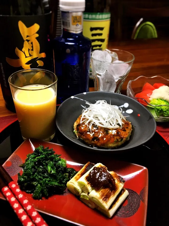 今日のほろ酔いごはん✨ ⭐︎豆腐ハンバーグ ⭐︎わさび菜の胡麻和え ⭐︎焼きネギのあぐー肉味噌添え ⭐︎野菜サラダ ⭐︎たまご酒💕|七味さん