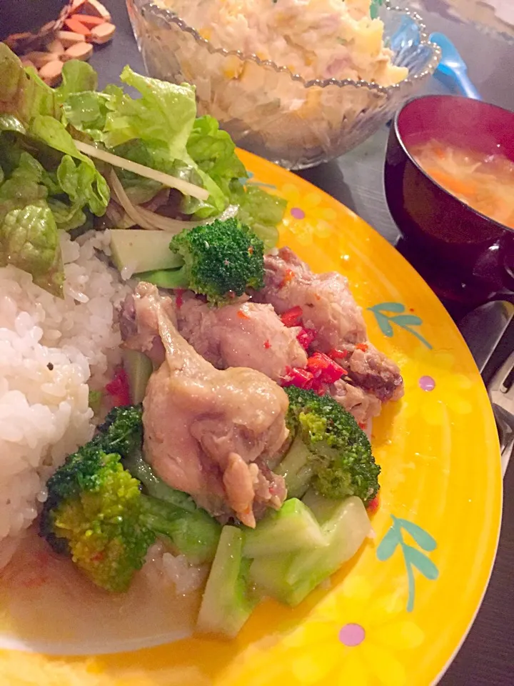 Snapdishの料理写真:#手羽元ブロッコリーの塩煮込み#ツナコーンポテサラ#サラダ#味噌汁|Hashimoto Harumiさん