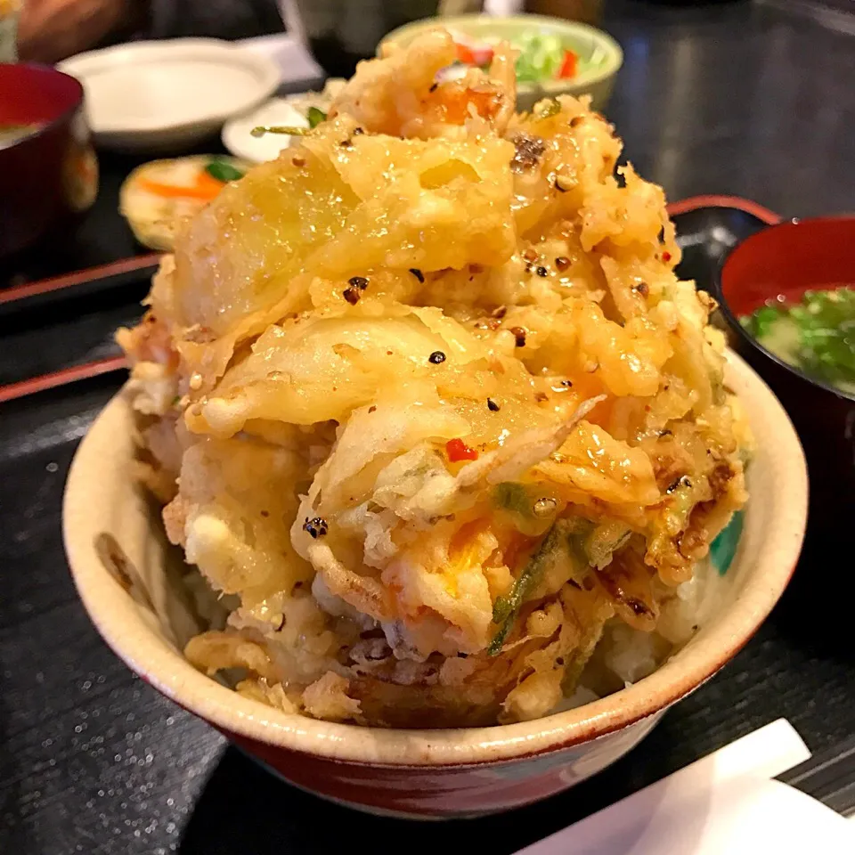 デカ盛りかき揚げ丼。
これでハーフサイズです。|chacoさん