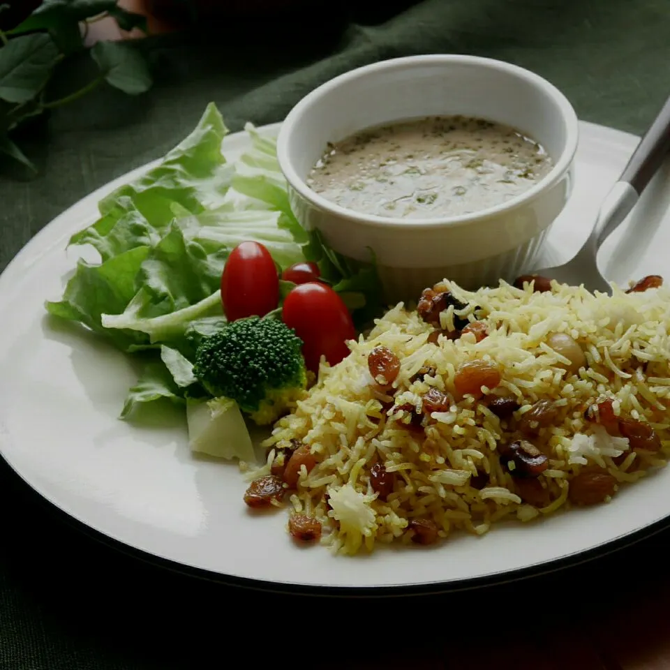 カレーのおともにナッツとレーズン入りのレモンライス／Lemon rice, Fenugreek leaves & green peas in creamy gravy|まちまちこさん