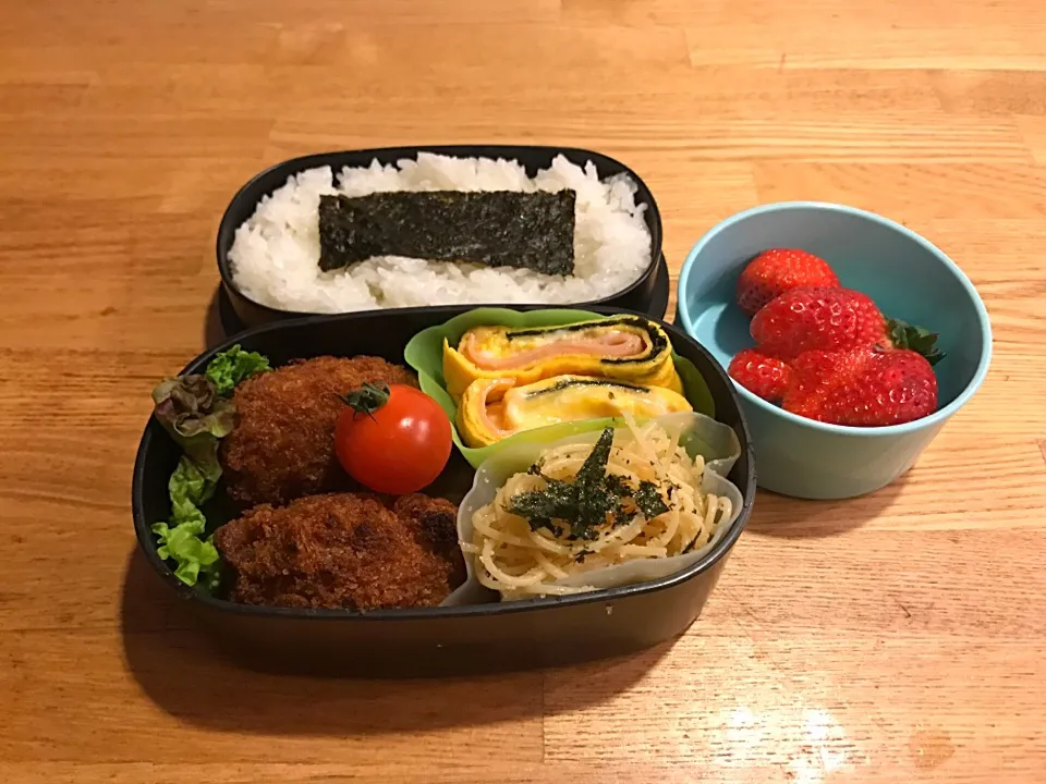 Snapdishの料理写真:メンチとタラコパスタとチーズ卵 弁当|myusicさん