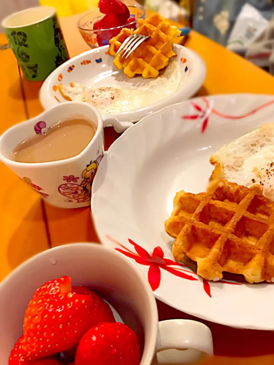 ワッフルメイプル＆目玉焼き🍳  苺🍓  コーンスープ🌽  カフェオレ☕|ch＊K*∀o(^^*)♪さん