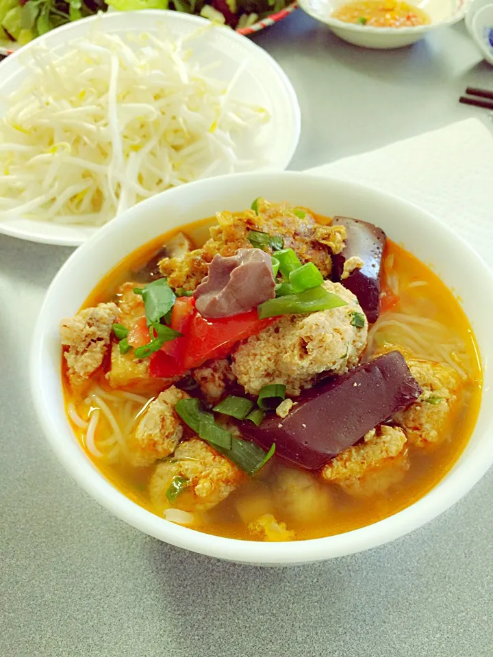 Spicy crabmeat soup with white noodles|Ethan Leさん