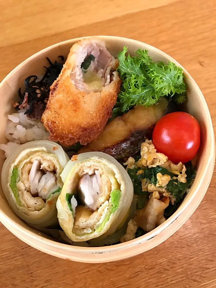 Snapdishの料理写真:今日はわたしのお弁当🍱
ぐるぐるシリーズ😁
白菜の油揚げ椎茸ぐるぐる煮、
薄切り豚肉のぐるぐる豚カツ、
なばなとベーコンの玉子炒め🤗🎶|5ネコママさん