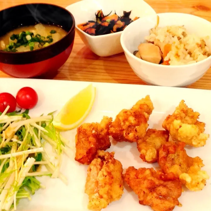 鳥の唐揚げ・大根と油揚げの味噌汁・ひじきの煮物・鶏肉入り炊き込みご飯|ぺこりっちさん