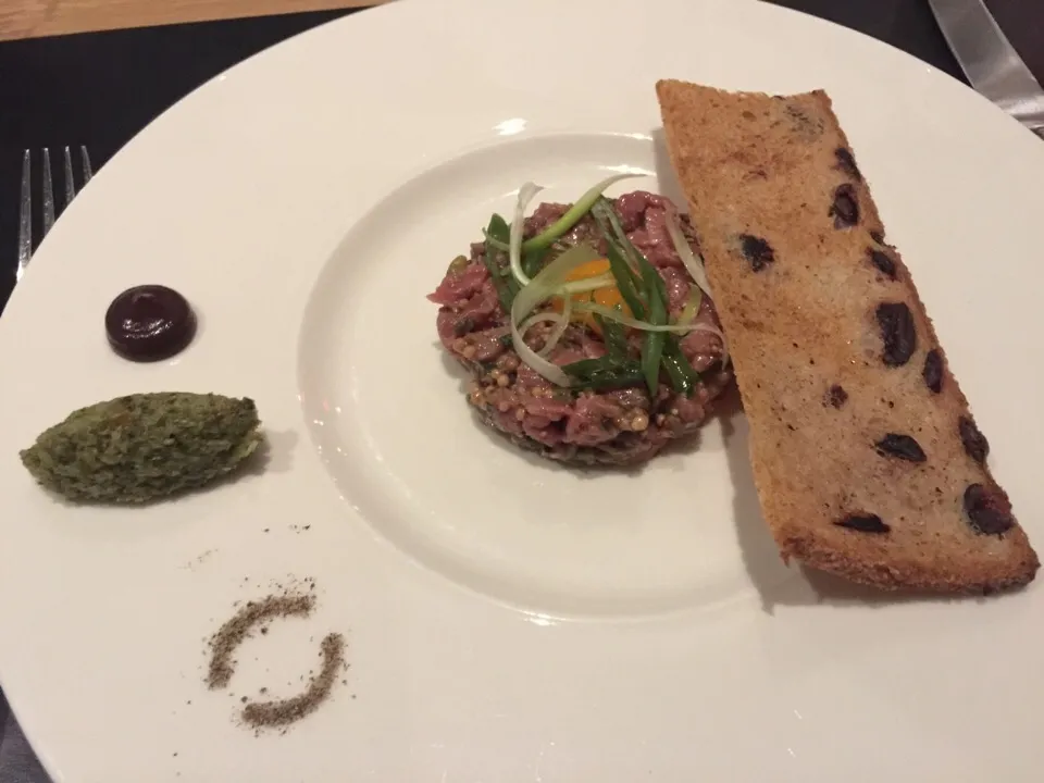 Steak tartare|Ariz Guzmanさん