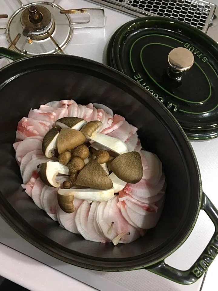 Snapdishの料理写真:今日は１９時からヨガに行くから、温めて食べれるように。

大根と豚肉のミルフィーユ煮|Momo Hanaさん