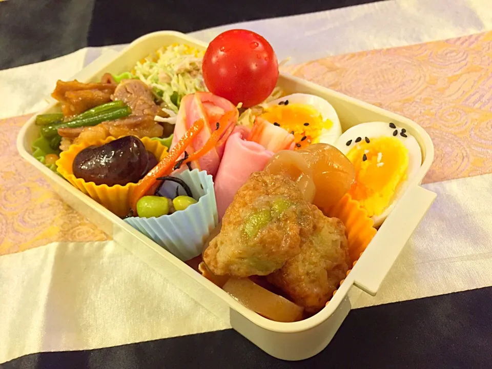 牛肉とニンニクの芽、こんにゃくかまぼこの煮付け、キャベツとツナサラダのお弁当|もなかさん