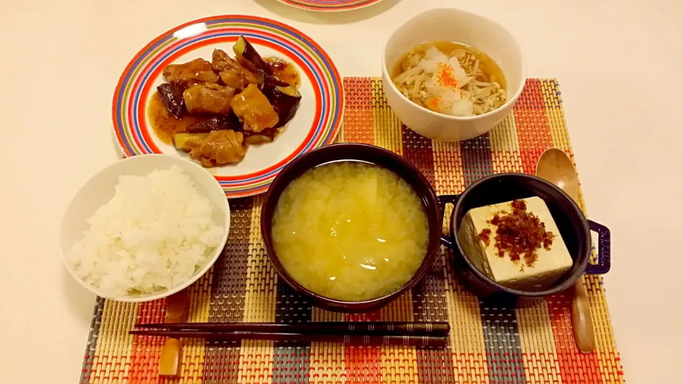 Snapdishの料理写真:今日の夕食　豚肉となすの黒酢煮、きのこのさっと煮、冷奴、じゃがいもと玉ねぎの味噌汁|pinknari🐰🌈さん