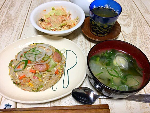 今日の男飯(＞人＜;)晩ごはんバージョン♬
チャーハンand大根と大根の葉とワカメの味噌汁andレタスキムチマヨ♬|ひーちゃんさん