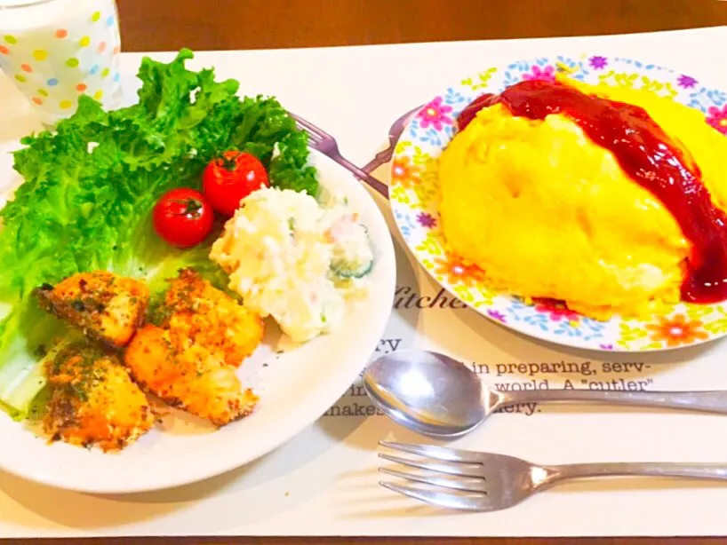 Snapdishの料理写真:ケチャップオムライス＊
さけのパン粉焼き＊
ポテトサラダ＊
トマト＊|anna☺︎さん