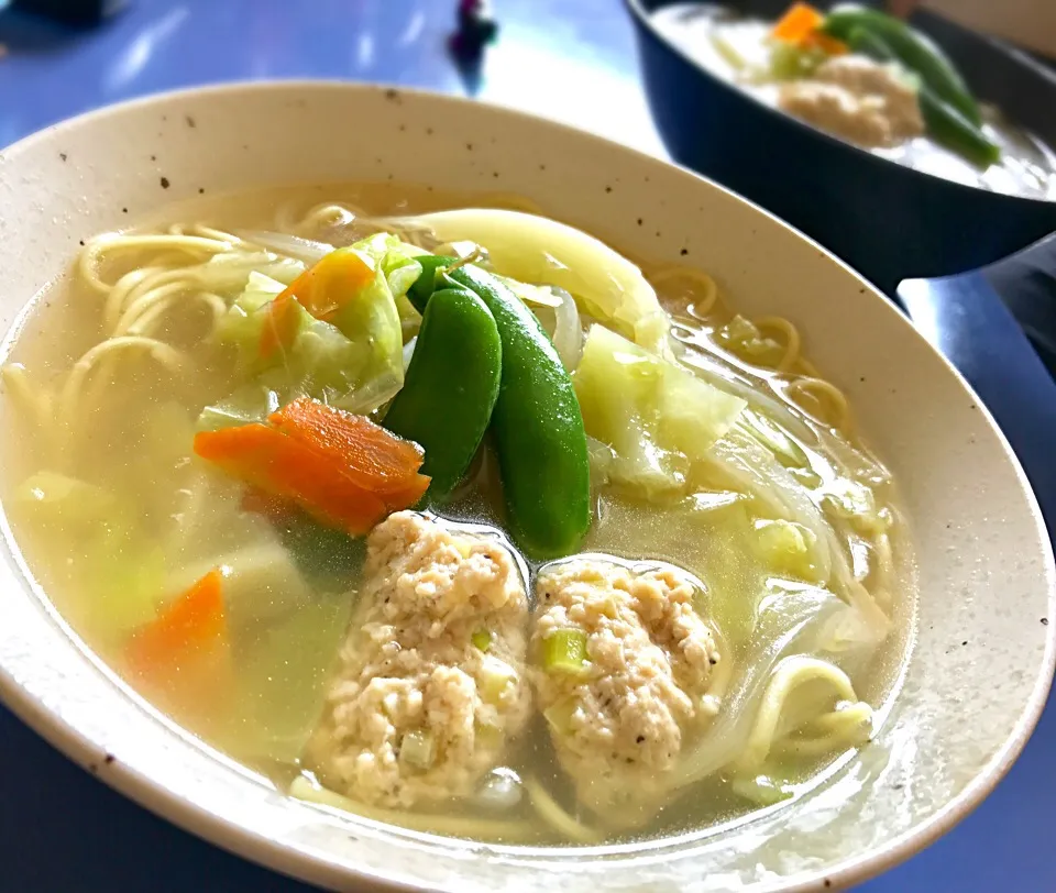 昼ごはん  おちゃわんさんの黒胡椒つくね入り塩らーめん|砂雪さん